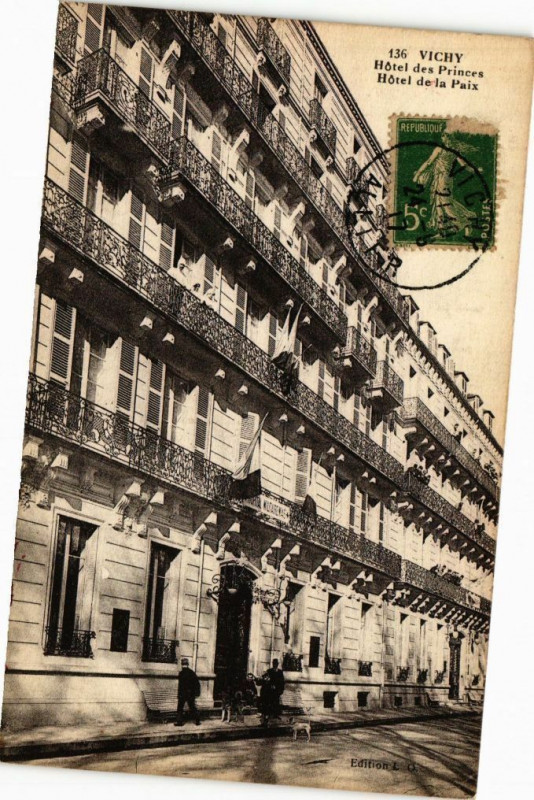 Carte postale ancienne Vichy - Hotel des Princes Hotel de la Paix à Vichy