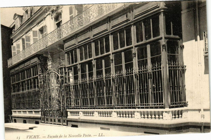 Carte postale ancienne Vichy - Facade de la Nouvelle Poste à Vichy