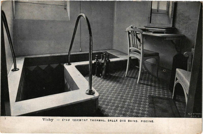 Carte postale ancienne Vichy - Etablissement Thermal Salle des Bains.Piscine à Vichy