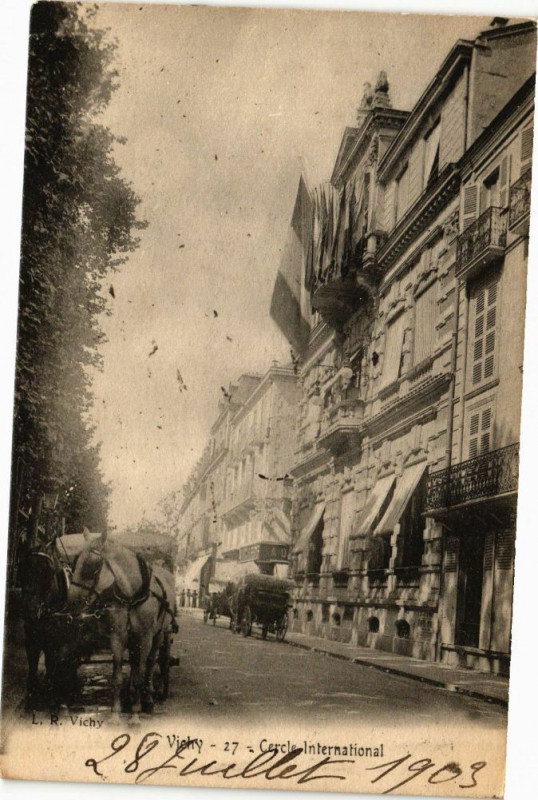 Carte postale ancienne Vichy - Cercle International à Vichy