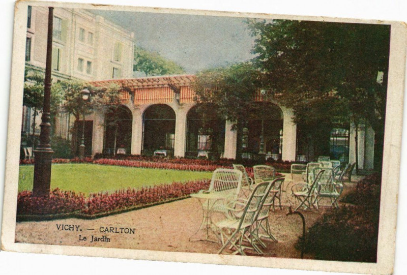 Carte postale ancienne Vichy - Carlton - Le Jardin à Vichy