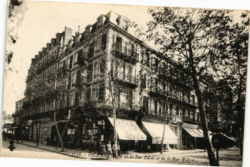 Carte postale ancienne Vichy - Angle de la Rue Lucas et de la Rue Wilson à Vichy