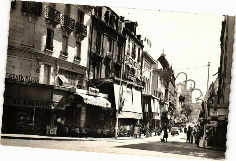 Carte postale ancienne Vichy - Reine des Villes d'Eaux - Rue G.-Clemenceau à Vichy