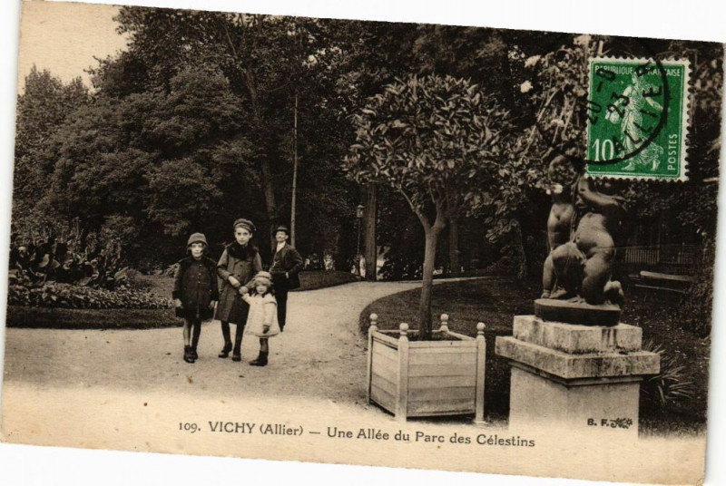 Carte postale ancienne Vichy - Une Allée du Parc des Célestins à Vichy