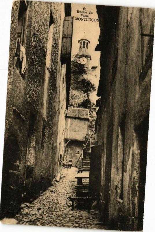 Carte postale ancienne Ruelle du Vieux Montlucon à Montluçon