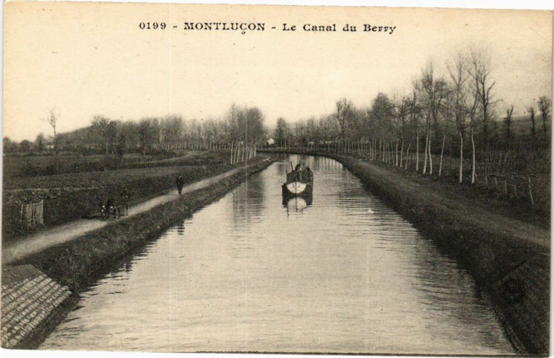 Carte postale ancienne Montlucon Le Canal du Berry France à Montluçon