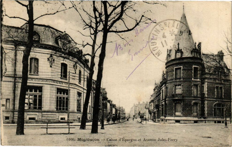 Carte postale ancienne Montlucon - Caisse d'Epargne et Avenue-Jules-Ferry à Montluçon