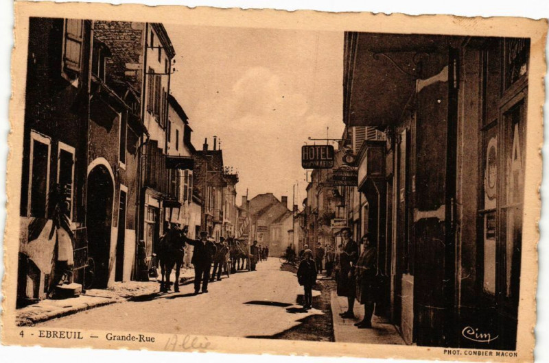 Carte postale ancienne Ebreuil - Grande-Rue à Ébreuil