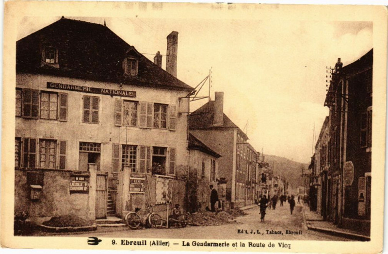 Carte postale ancienne Ebreuil - La Gendarmerie et la Route de Vicq à Ébreuil