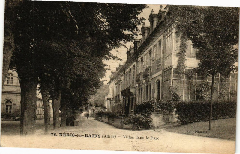 Carte postale ancienne Neris-les-Bains - Villas dans le Parc à Néris-les-Bains
