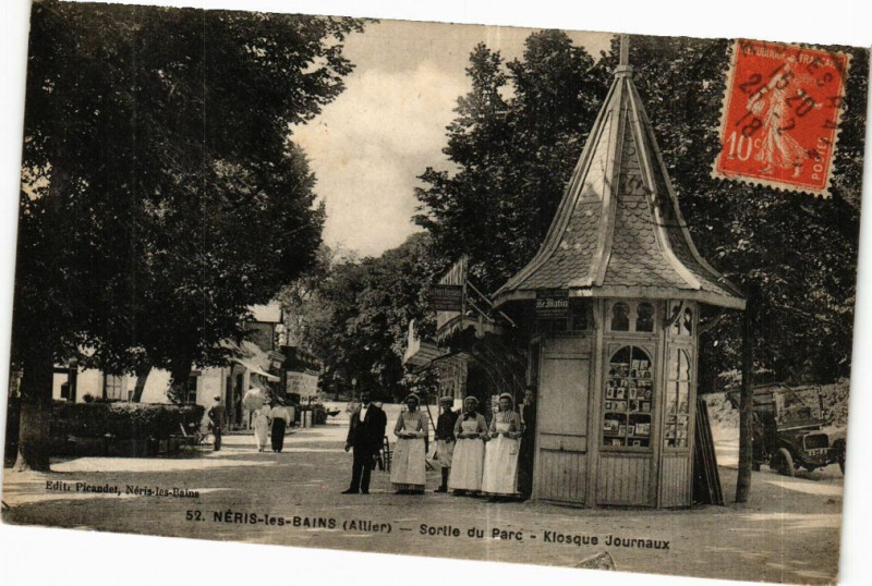 Carte postale ancienne Neris-les-Bains - Sortie du Parc-Kiosque Journaux à Néris-les-Bains