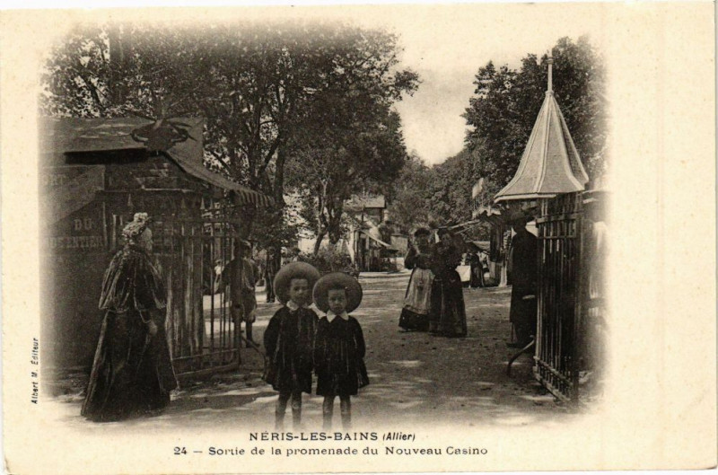 Carte postale ancienne Neris-les-Bains - Sortie de la promenade du Nouveau Casino à Néris-les-Bains