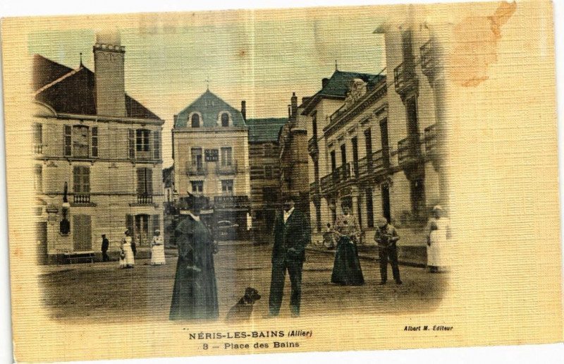 Carte postale ancienne Neris-les-Bains - Place des Bains à Néris-les-Bains