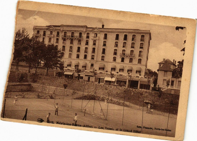 Carte postale ancienne Neris-les-Bains - Les Tennis et le Grand Hotel à Néris-les-Bains