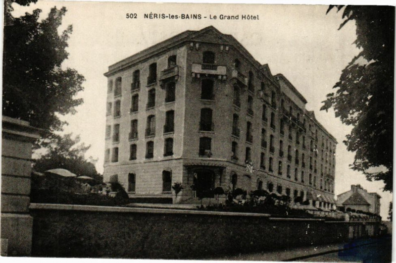Carte postale ancienne Neris-les-Bains - Le Grand Hotel à Néris-les-Bains
