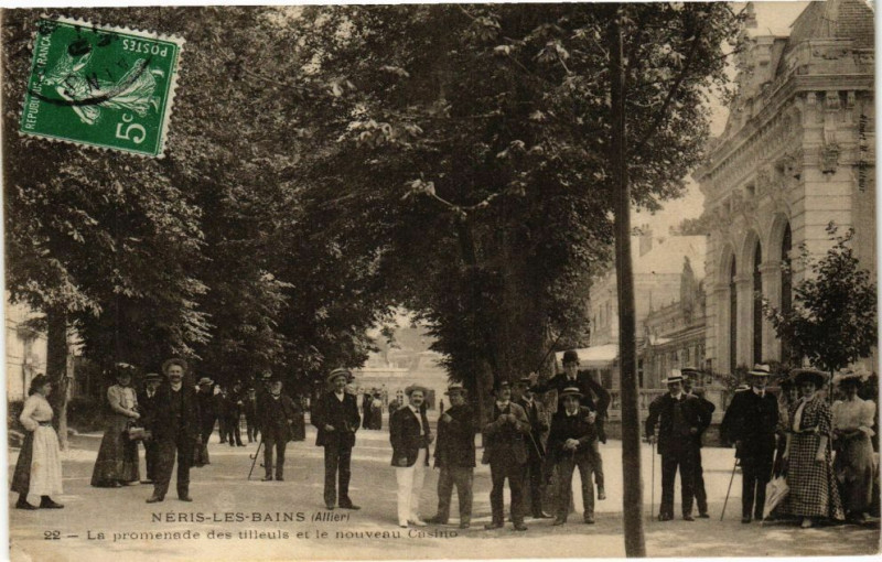 Carte postale ancienne Neris-les-Bains - La promenade des tilleuls et le nouveau Casino à Néris-les-Bains