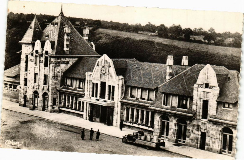 Carte postale ancienne Neris-les-Bains - La Gare à Néris-les-Bains