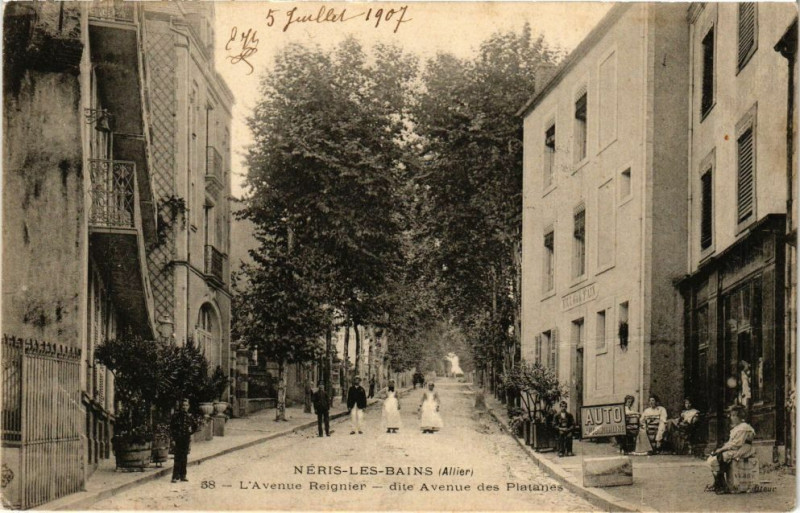 Carte postale ancienne Neris-les-Bains - L'Avenue Reignier-dite Avenue des Platanes à Néris-les-Bains