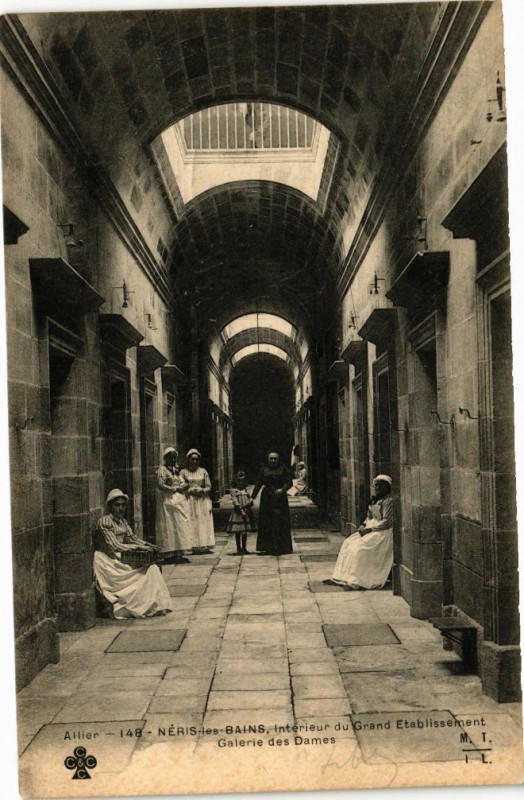 Carte postale ancienne Neris-les-Bains Intérieur du Grand Etablissement Galerie des Dames à Néris-les-Bains