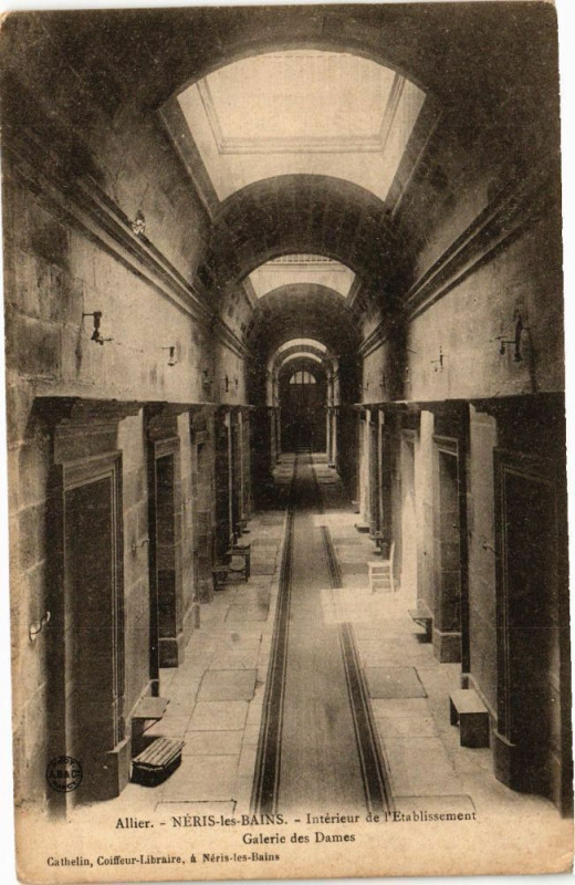 Carte postale ancienne Neris-les-Bains - Intérieur de l'Etablissement-Galerie des Dames à Néris-les-Bains