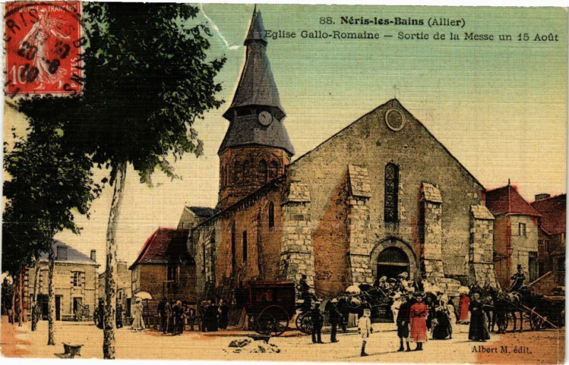 Carte postale ancienne Neris-les-Bains - Eglise Gallo Romaine-Sortie de la Messe à Néris-les-Bains