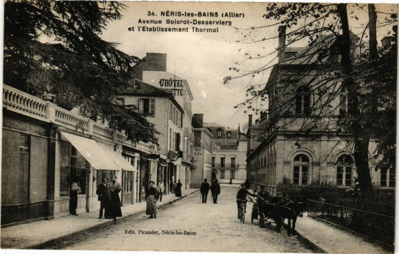 Carte postale ancienne Neris-les-Bains - Avenue Boisrot-Desserviers et l'Etablissement à Néris-les-Bains