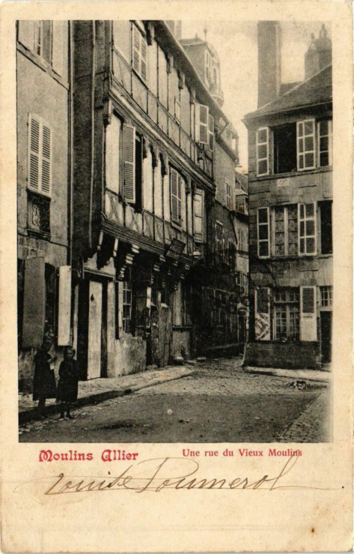 Carte postale ancienne Moulins - Une rue du Vieux Moulins à Moulins