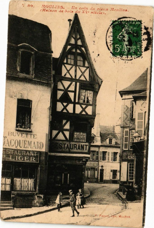 Carte postale ancienne Moulins - Un coin du vieux Moulins à Moulins