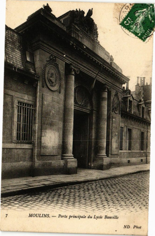 Carte postale ancienne Moulins - Porte principale du Lycée Banville à Moulins