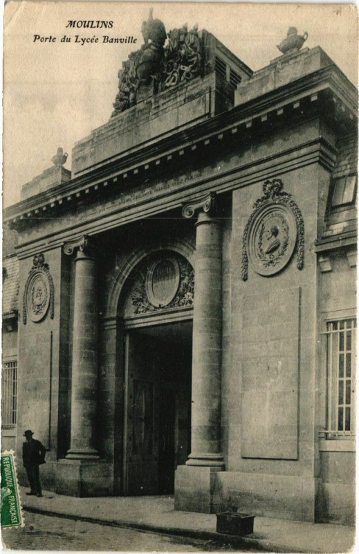 Carte postale ancienne Moulins - Porte du Lycée Banville à Moulins