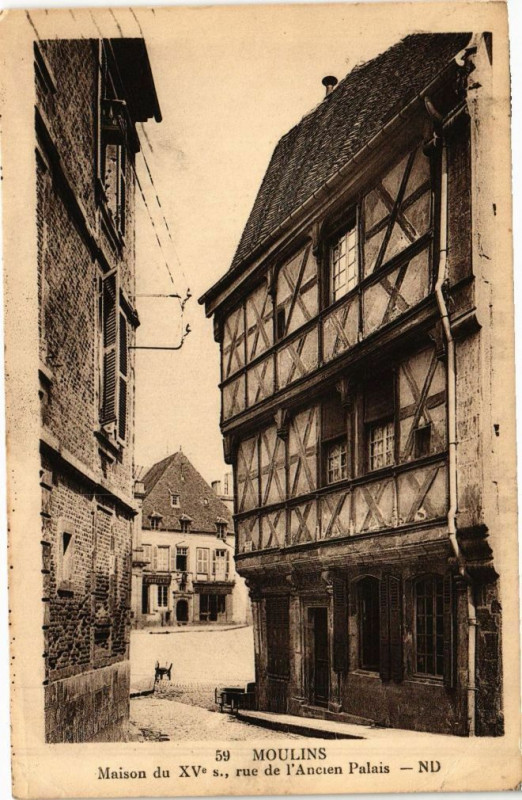 Carte postale ancienne Moulins - Maison-rue de l'Ancien Palais à Moulins