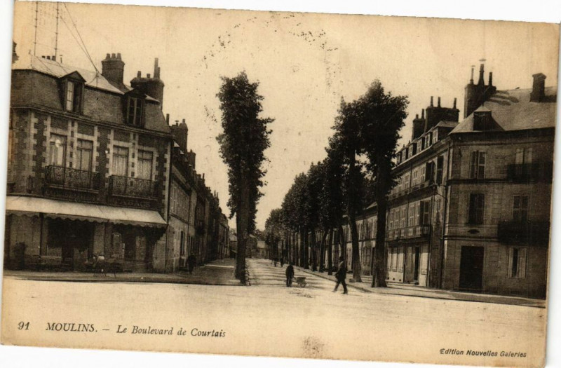 Carte postale ancienne Moulins - Le Boulevard de Courtais à Moulins