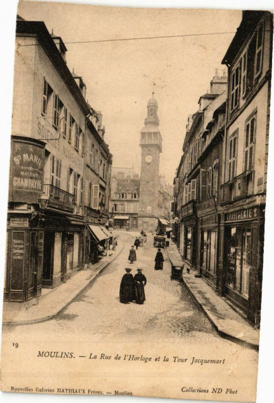 Carte postale ancienne Moulins - La Rue de l'Horloge et la Tour Jacquemart à Moulins