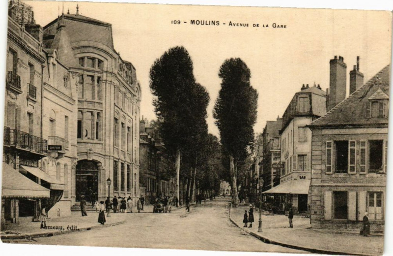 Carte postale ancienne Moulins - Avenue de la Gare à Moulins
