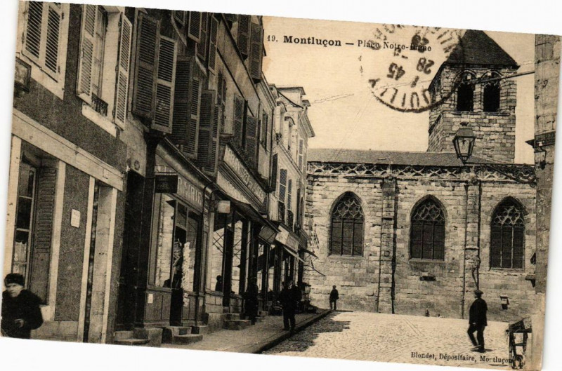 Carte postale ancienne Montlucon - Place Notre-Dame à Montluçon