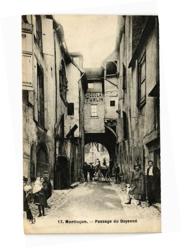 Carte postale ancienne Montlucon - Passage du Doyenne à Montluçon