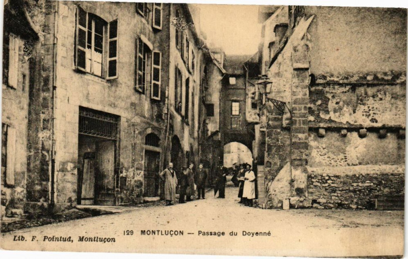 Carte postale ancienne Montlucon - Passage du Doyenne à Montluçon