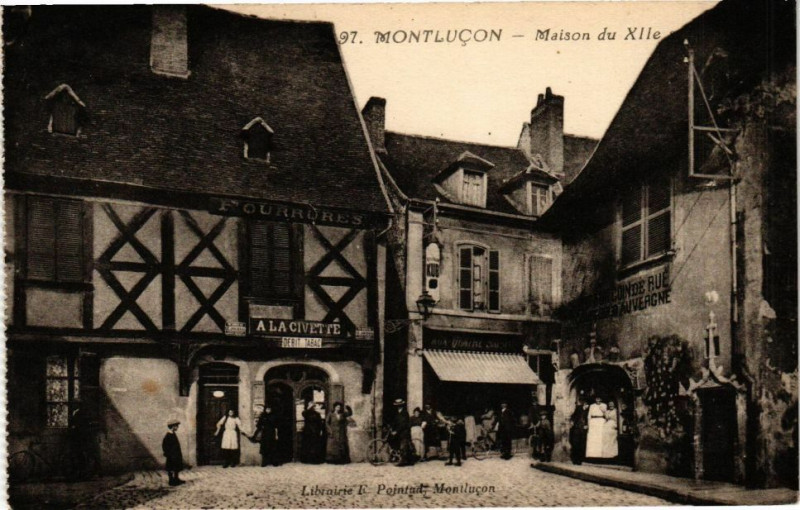 Carte postale ancienne Montlucon - Maison à Montluçon