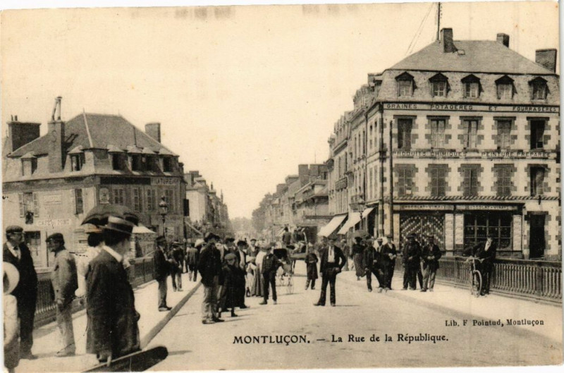 Carte postale ancienne Montlucon - La Rue de la République à Montluçon