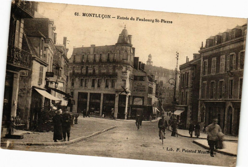 Carte postale ancienne Montlucon - Entrée du Faubourg St-Pierre à Montluçon