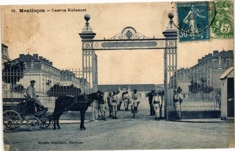 Carte postale ancienne Montlucon - Caserne Richemont à Montluçon