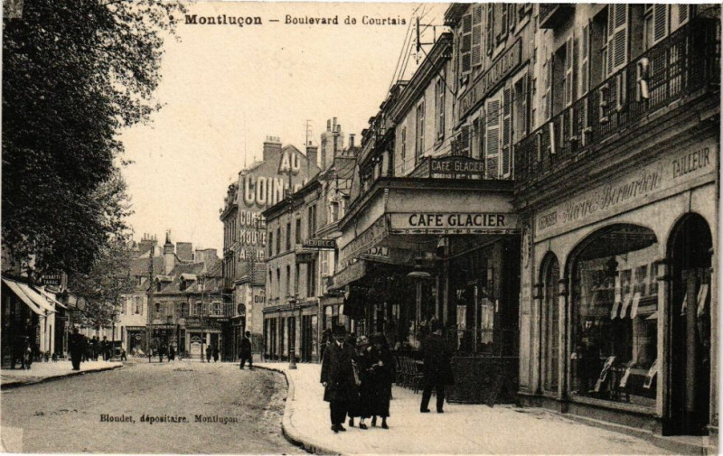 Carte postale ancienne Montlucon - Boulevard de Courtais à Montluçon