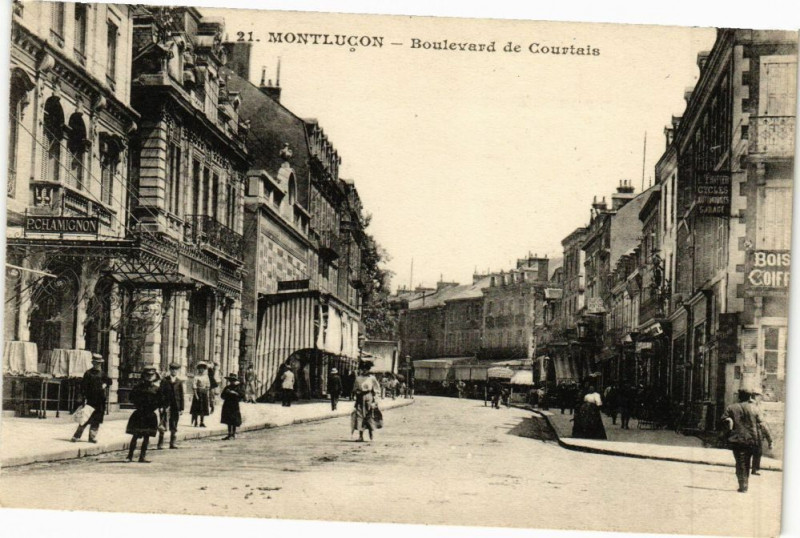 Carte postale ancienne Montlucon - Boulevard de Courtais à Montluçon