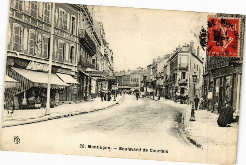 Carte postale ancienne Montlucon - Boulevard de Courtais à Montluçon