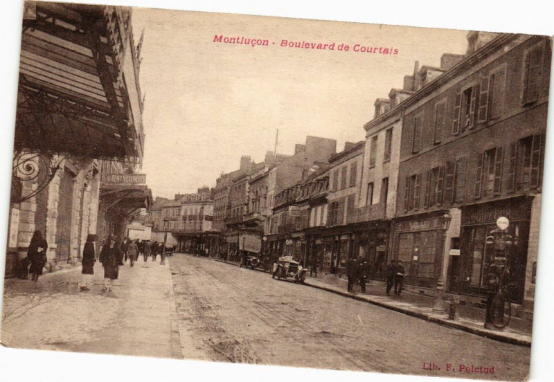 Carte postale ancienne Montlucon - Boulevard de Courtais à Montluçon