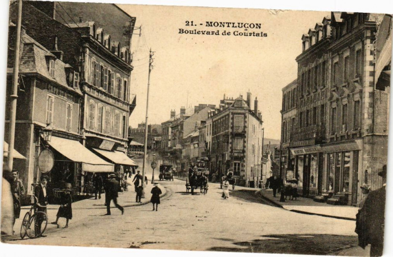 Carte postale ancienne Montlucon - Boulevard de Courtais à Montluçon
