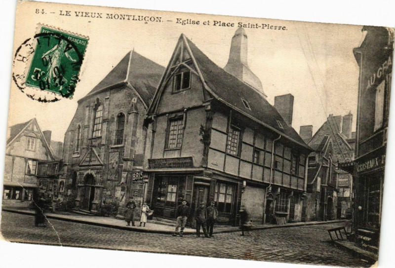 Carte postale ancienne Le Vieux Montlucon - Eglise et Place Saint-Pierre à Montluçon