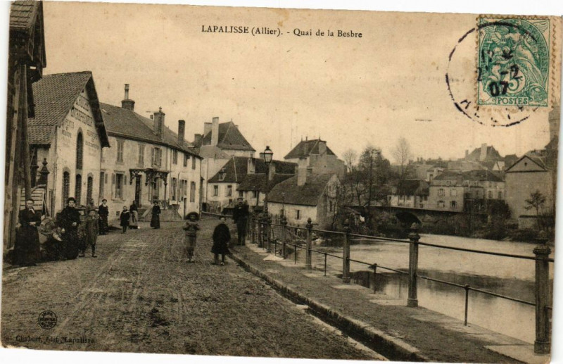 Carte postale ancienne Lapalisse - Quai de la Besbre à Lapalisse
