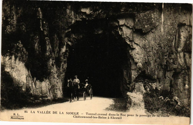 Carte postale ancienne La Vallée de la Sioule-Tunnel creusé dans le Roc pour le passage