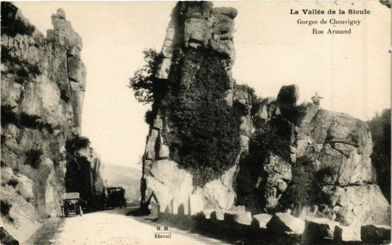 Carte postale ancienne Gorges de Chouvigny Roc Armand à Chouvigny
